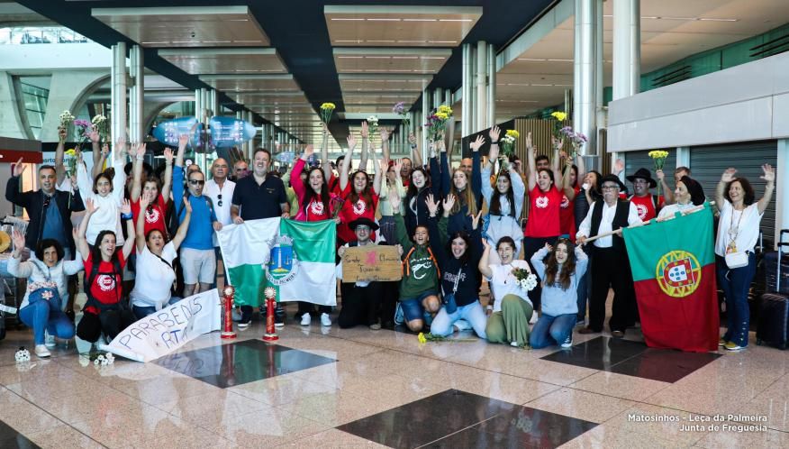 Rececao ao Rancho Tipico da Amorosa na chegada ao Aeroporto Francisco Sa Carneiro