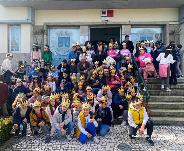Alunos/as da EB Corpo Santo cantam as Janeiras a Junta de Freguesia.